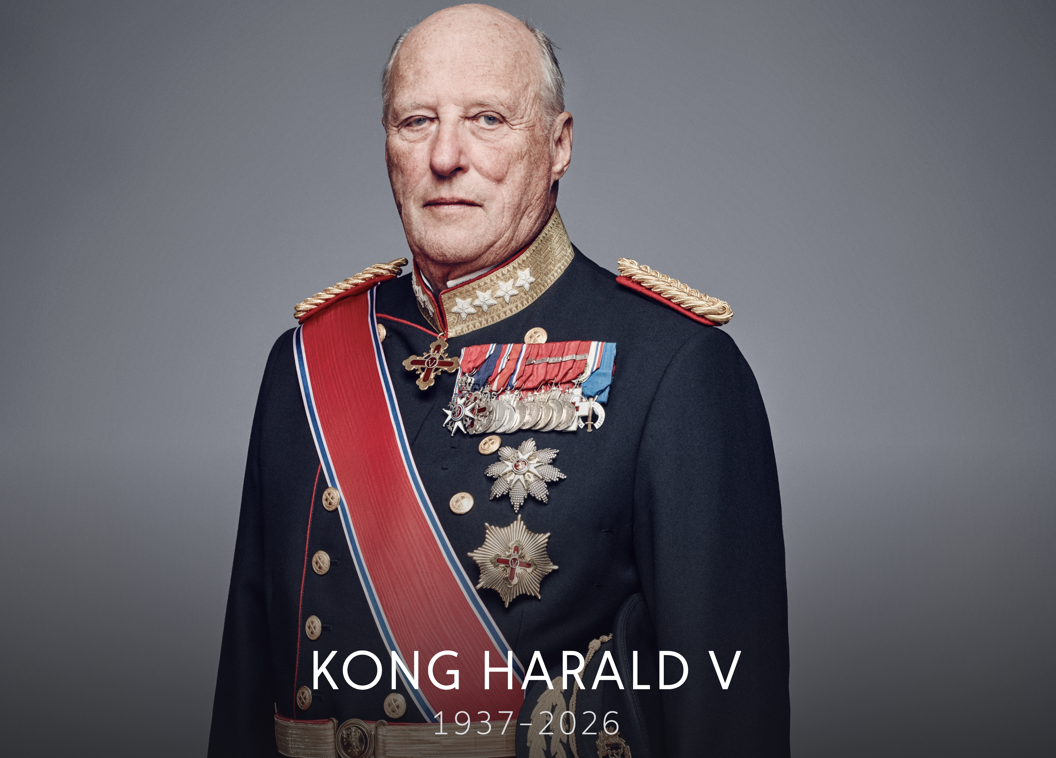 Familie på fire går på en bro til et fly, foreldre med to barn, bærer bagasje.