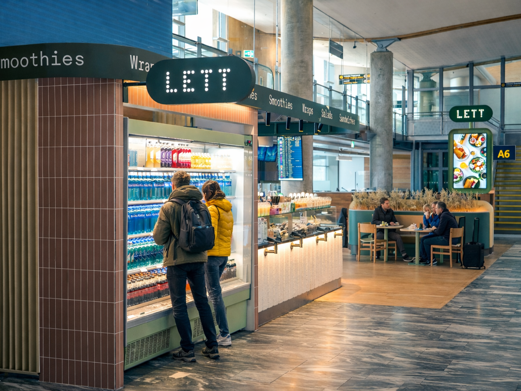 Assorterte sunne boller, wraps og drikkevarer på en lys bakgrunn, med friske grønnsaker, korn og fargerike juice. Ideelt for et næringsrikt måltid