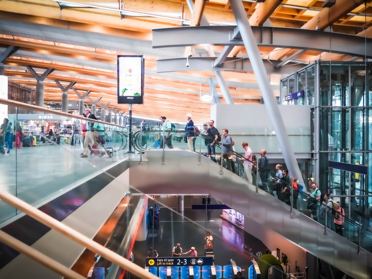 Rulletrapp på flyplassen med passasjerer