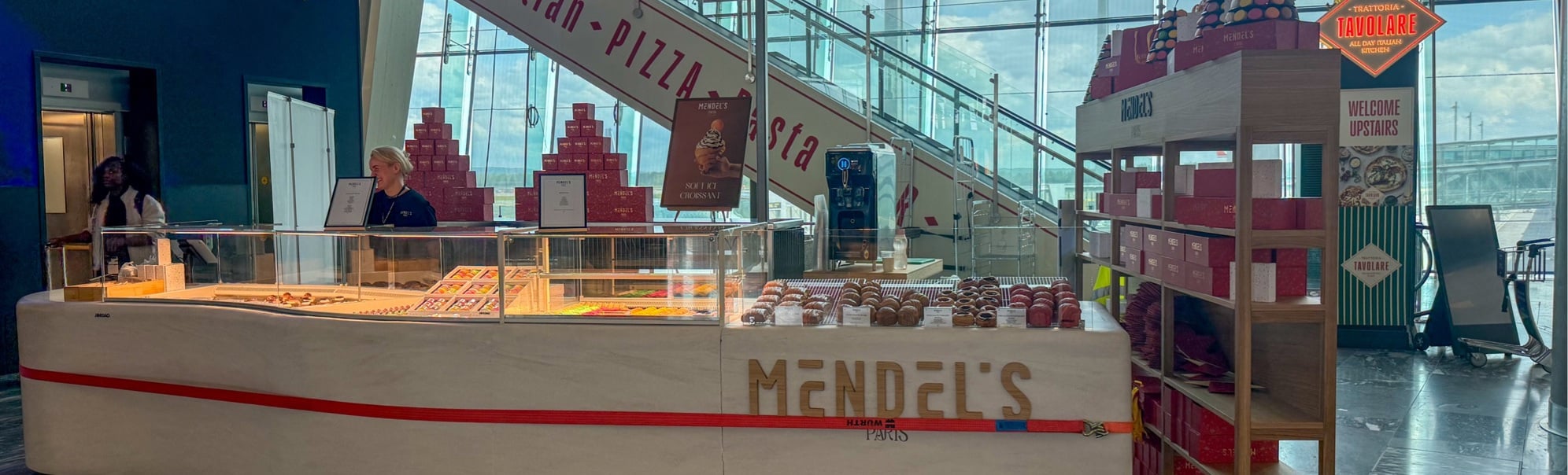 Mendel’s med masse godsaker i disken, butikken er foran et vindu.