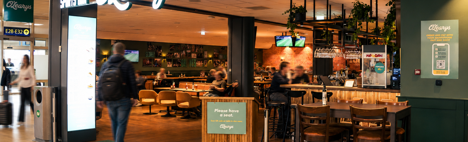 Tre saftige hamburgarar med ost og salat på rustikk bordflate