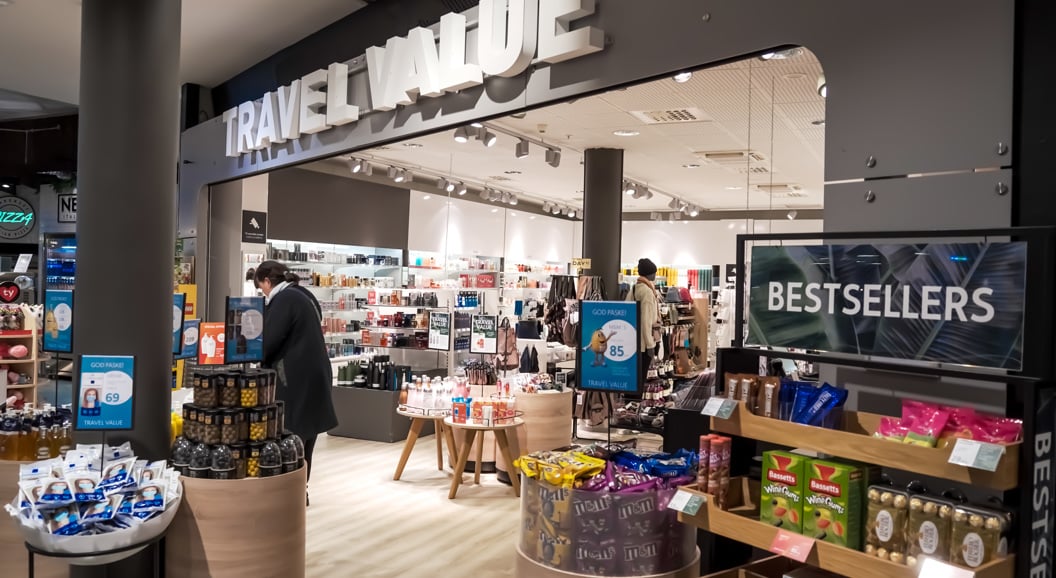 Fasadebilde av Travel Value butikk i Bodø med ulike produkter utstilt.
