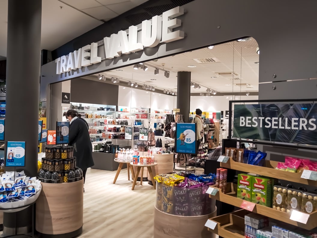 Fasadebilde av Travel Value butikk i Bodø med ulike produkter utstilt.