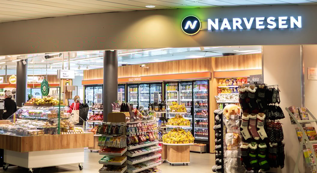 Narvesen-butikk på ein flyplass, med eit utval av aviser, snacks og drikkevarer