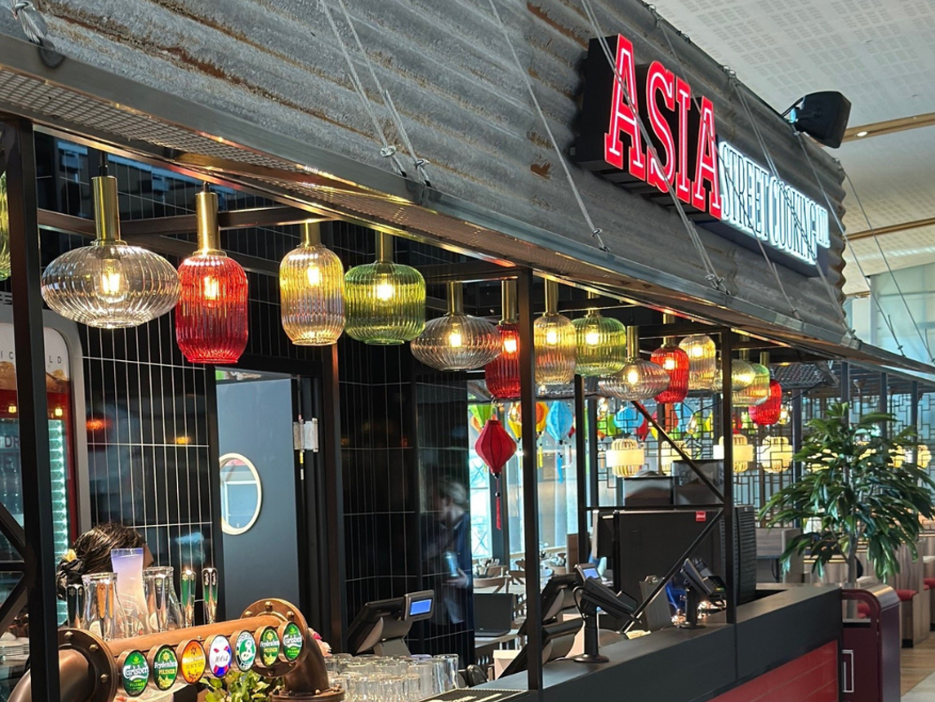 Asiatisk gatekjøkken med fargerike lamper og tydelig skilt, interiørdetaljer med moderne design