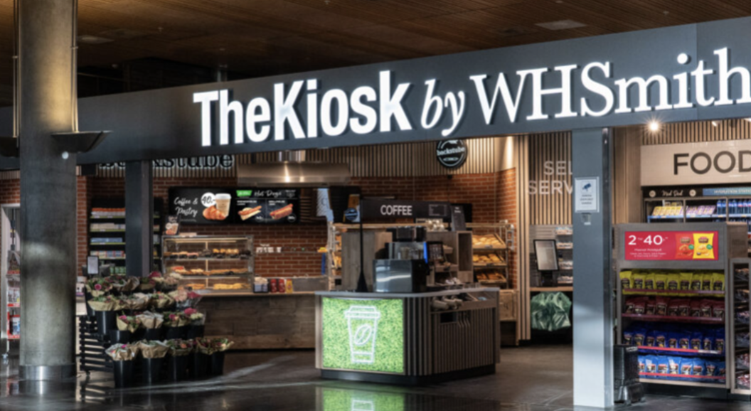 Butikkfront av The Kiosk by WHSmith på ein flyplass, med bod for mat og drikke