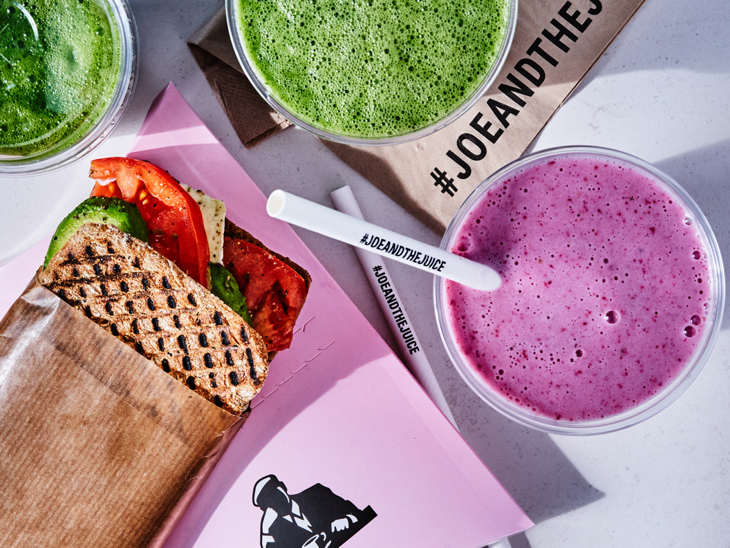 Sandwich med grønnsaker og juice frå Joe & The Juice, inkludert grøn og lilla smoothie, sett ovanfrå
