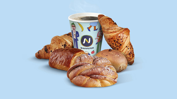 Kaffe fra Narvesen med assorterte bakverk, inkludert croissanter og kanelbolle, på lyseblå bakgrunn