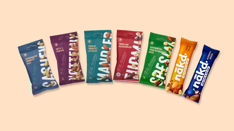 Emballasje for ulike snackprodukter, inkludert nøtteblandinger og barer fra På Farten-serien, i fargerike poser og innpakninger mot en lys bakgrunn