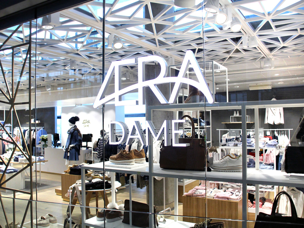 Butikkvindu av Zara Dame i et kjøpesenter, viser moderne dameklær og tilbehør i et stilfullt interiør