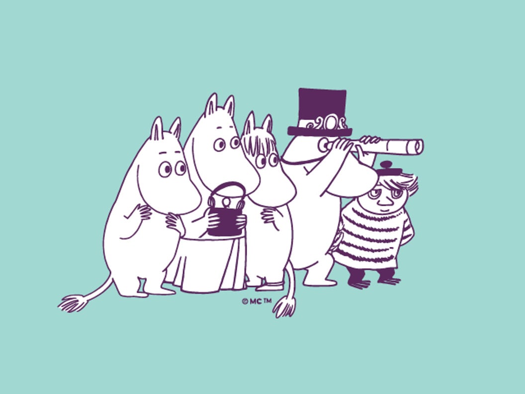 Teikning av fire Mummitroll og Lille My, med Mummipappa som kikkar gjennom ein kikkert