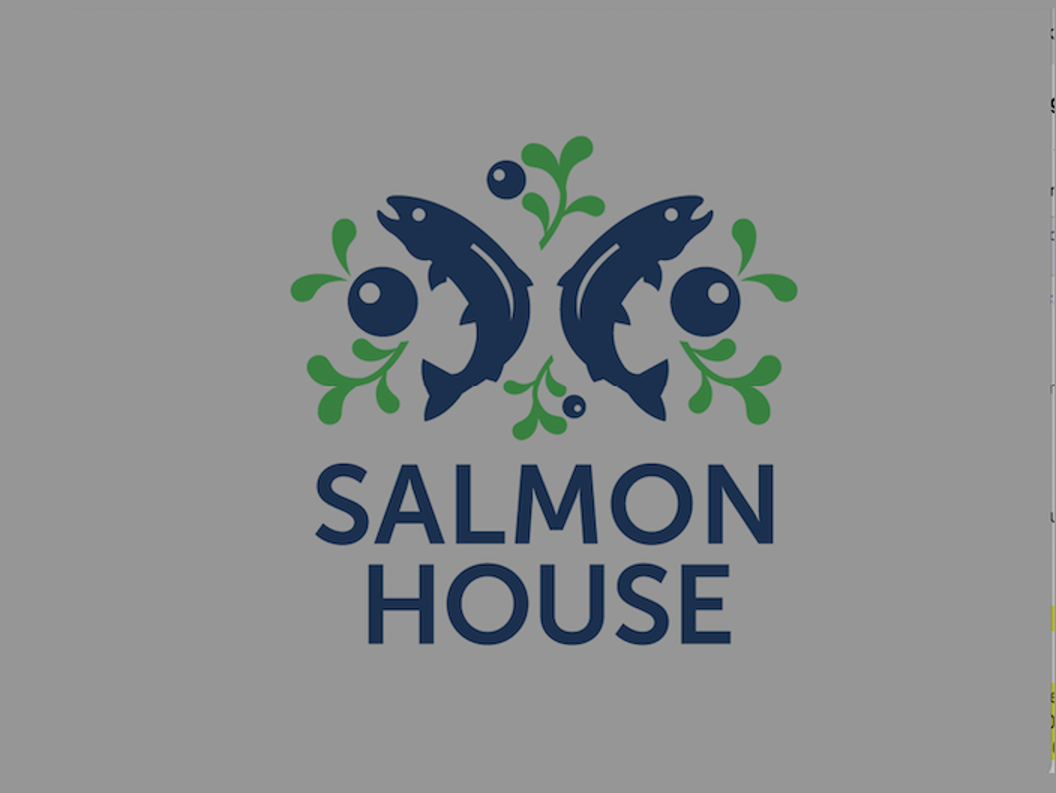 Logo for Salmon House med to stiliserte fisk omgitt av grønne blader og bær, med teksten "Salmon House" under i fete blå bokstaver