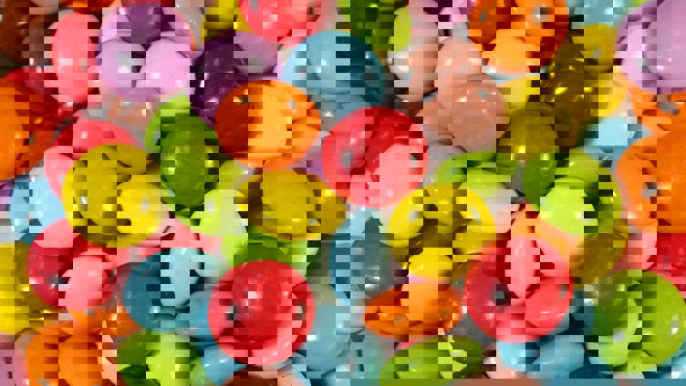 Fargerike sjokoladebelagte godteri i forskjellige nyanser av rød, gul, grønn, blå, lilla, oransje og brun