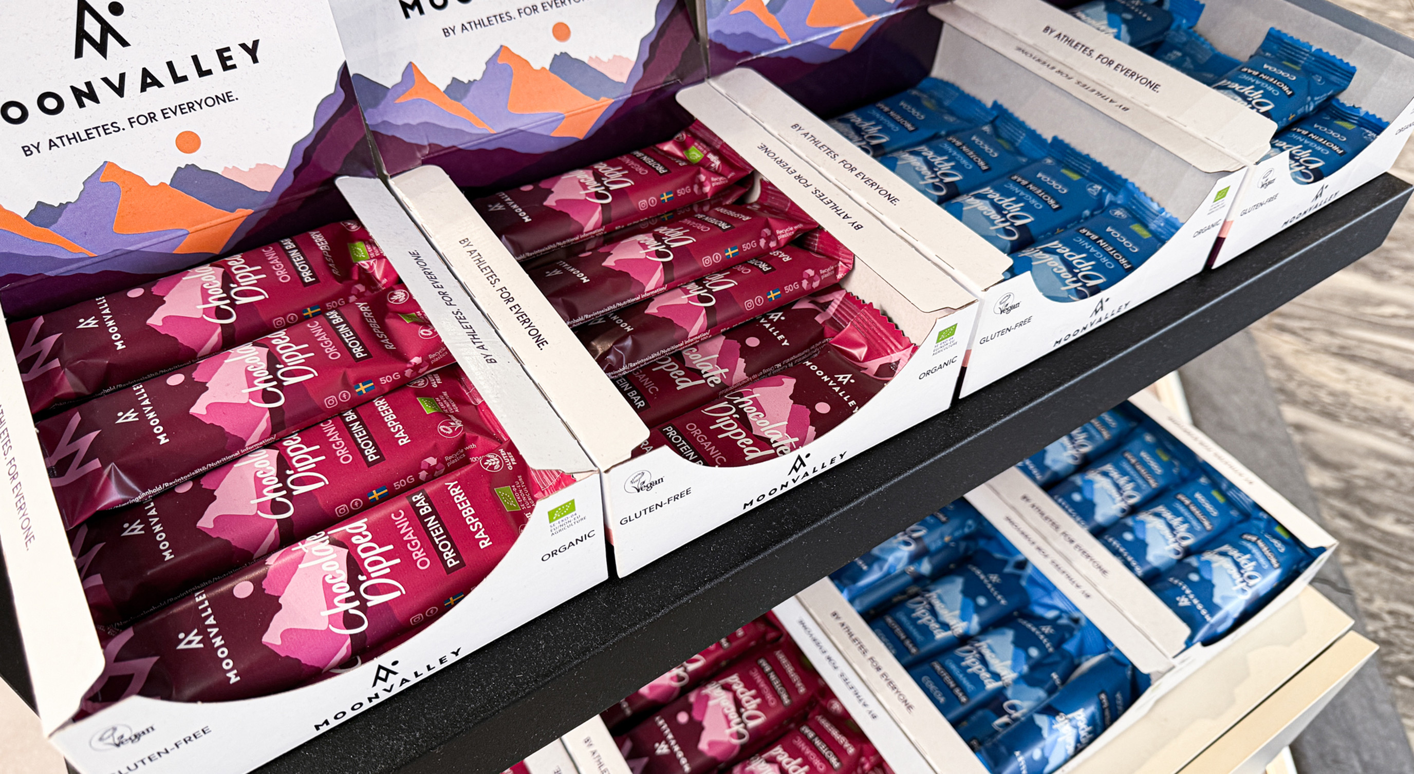 Moonvally produkter på en hylle som viser de ulike smakene. 