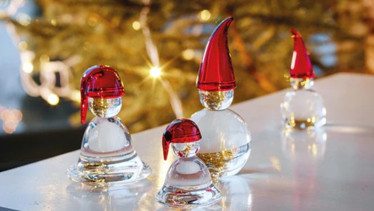 glassnisser fra hadeland som står på et hvit bord med julebakgrunn