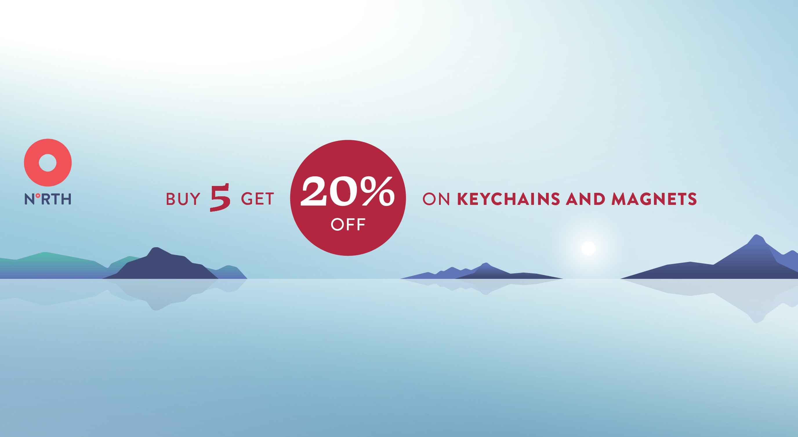 Rabattkampanje fra North med en "Kjøp 5 Få 20% Rabatt" kampanje på nøkkelringer og magneter, med en rolig landskapsbakgrunn