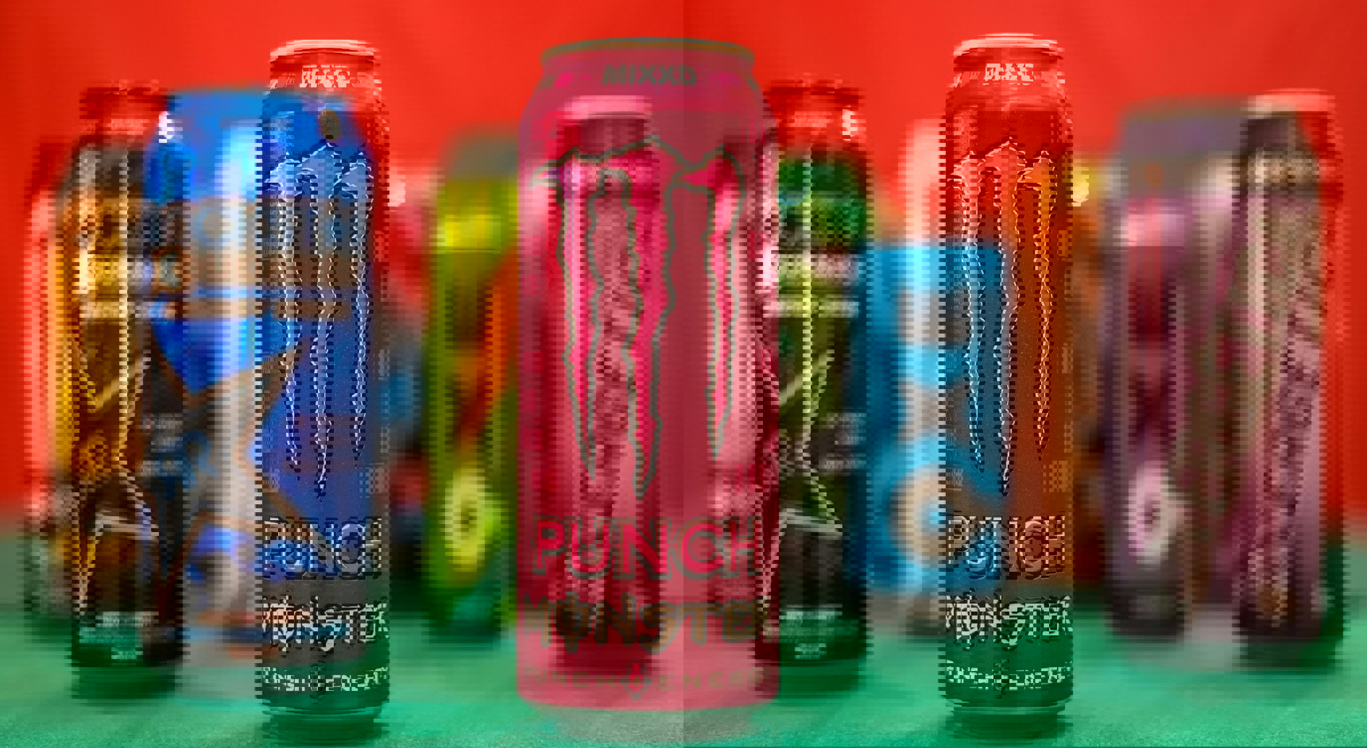 Monster Punch energidrikk-boks i fokus, omgitt av ulike andre energidrikker i bakgrunnen