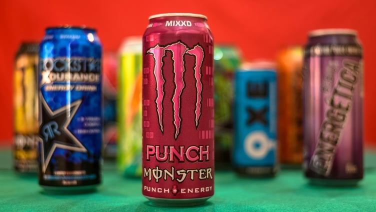 Monster Punch energidrikk-boks i fokus, omgitt av ulike andre energidrikker i bakgrunnen
