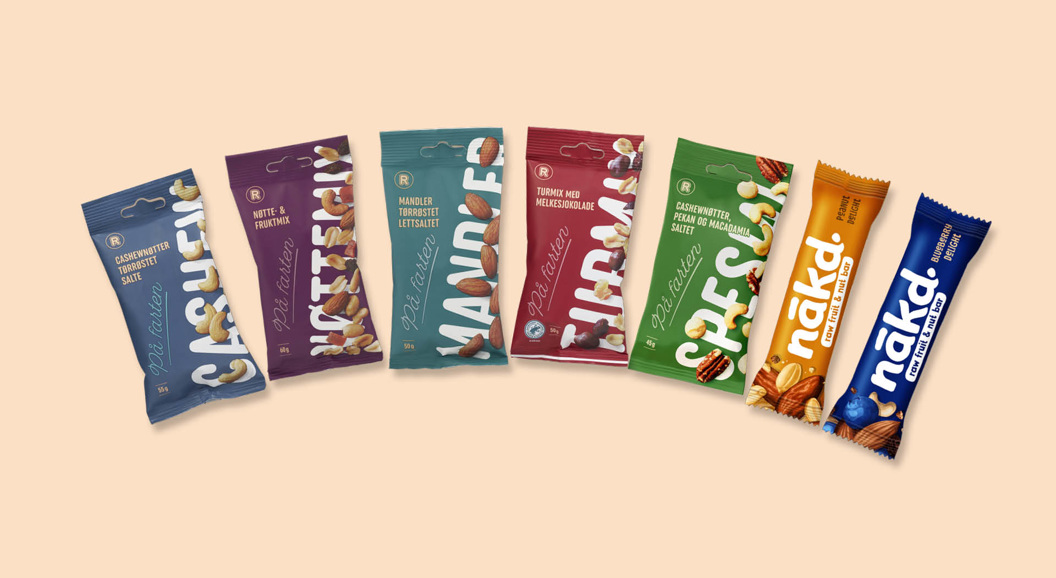 Emballasje med snacks produkter, inkludert nøtteblandinger og energibarer, presentert på en lys bakgrunn.