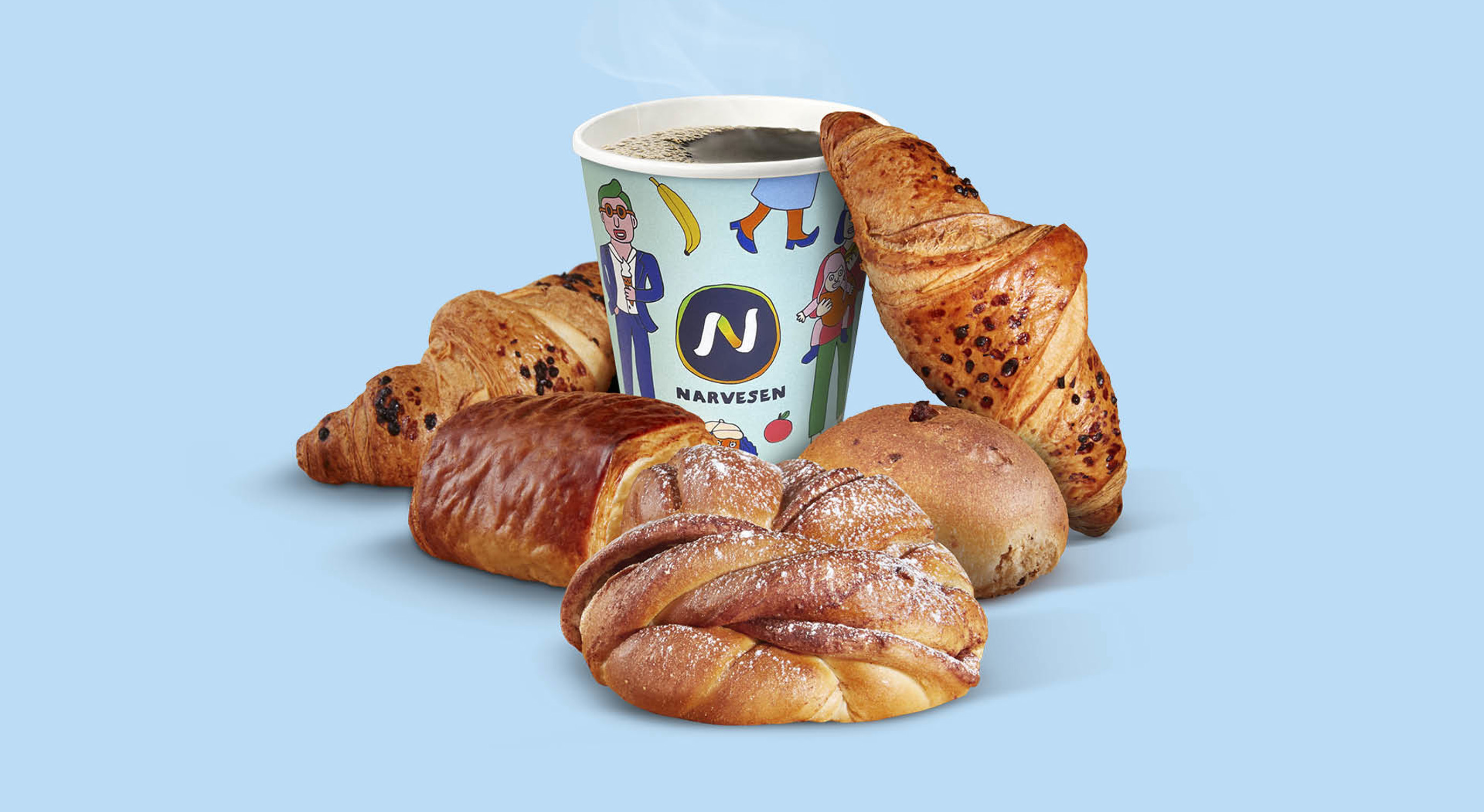 Kopp med kaffe fra Narvesen omgitt av bakverk som croissanter, kanelsnurr og rundstykke på blå bakgrunn