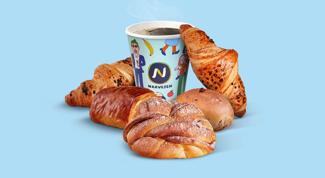 Kopp med kaffe fra Narvesen omgitt av bakverk som croissanter, kanelsnurr og rundstykke på blå bakgrunn