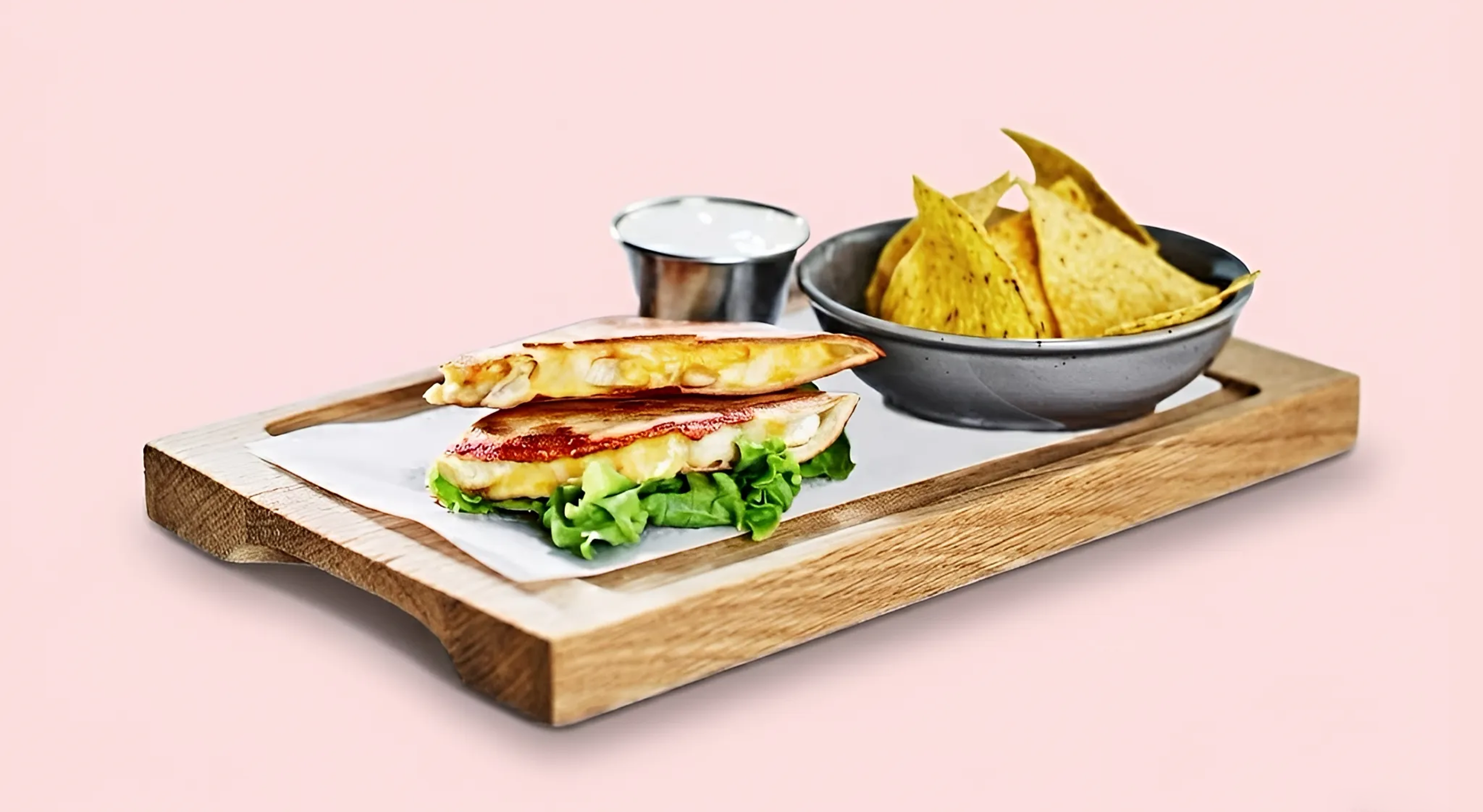 Quesadilla med smeltet ost og salat, servert med nachochips og dip