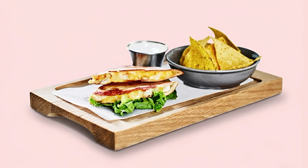 Quesadilla med smeltet ost og salat, servert med nachochips og dip