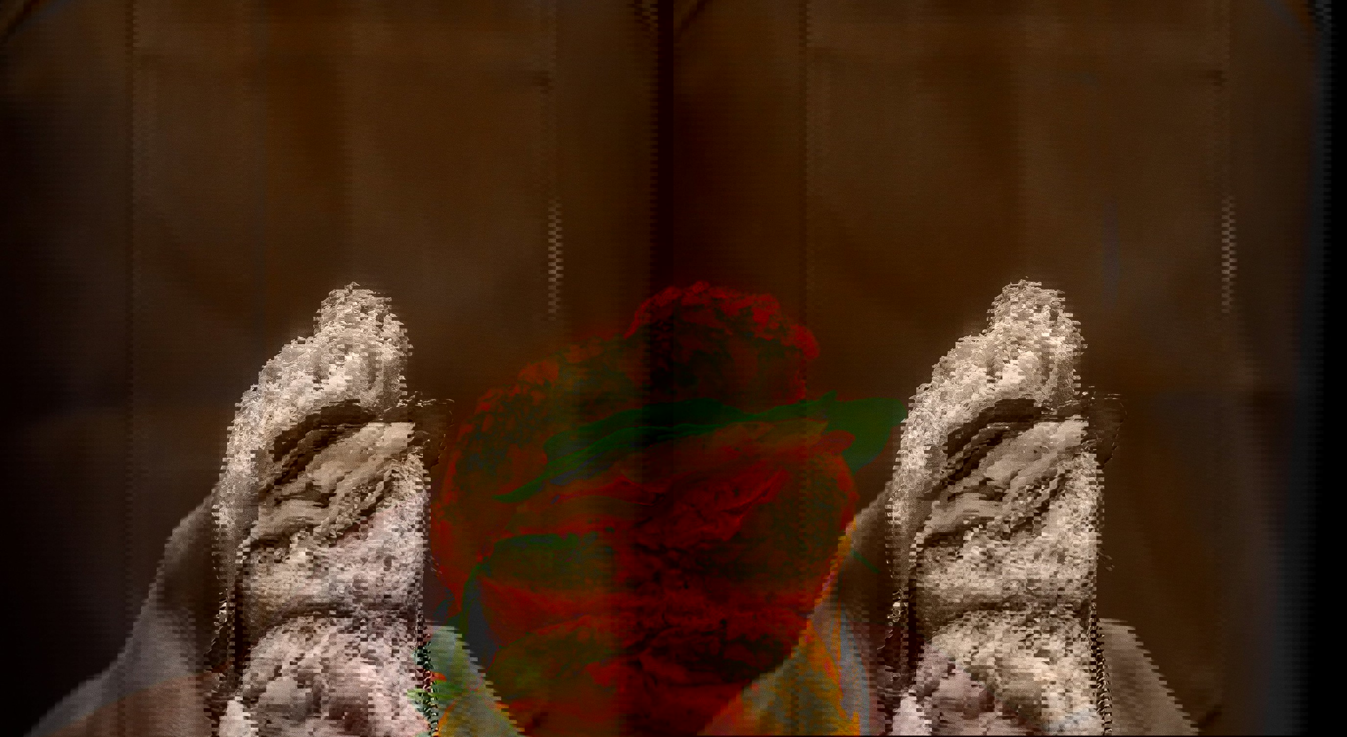 Håndlaget sandwich med ferske ingredienser holdt i hender iført et brunt forkle