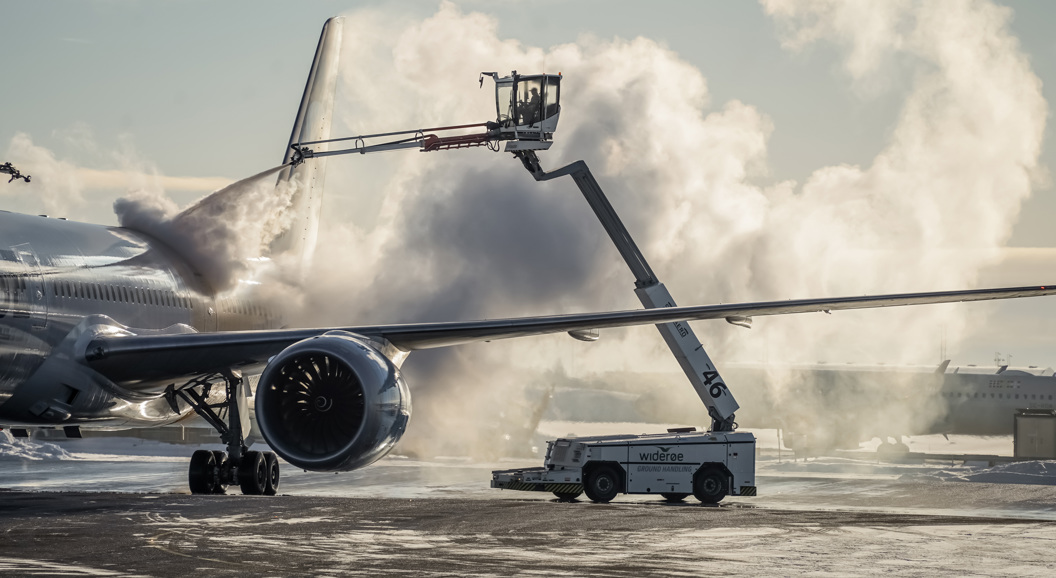 Fly blir aviset på flyplass om vinteren.