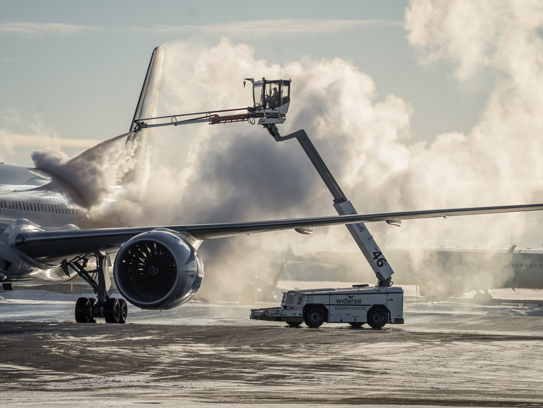 Fly får avising på ein flyplass om vinteren, der det er kaldt og snø