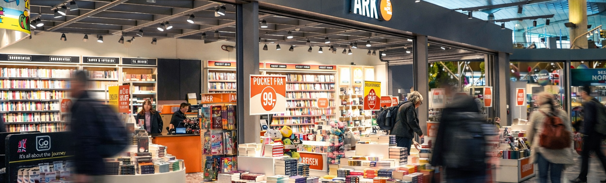 Mennesker foran Ark butikken som er lokalisert på Torget på Gardermoen