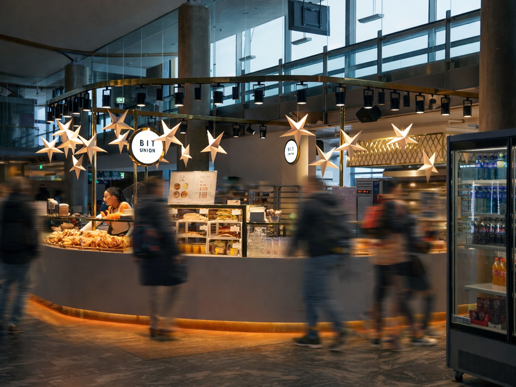 Assorterte bakevarer med wienerbrød, boller og søte rundstykker med frukt- og vaniljefyll, toppet med melis, og merket med "BIT UNION"-logo