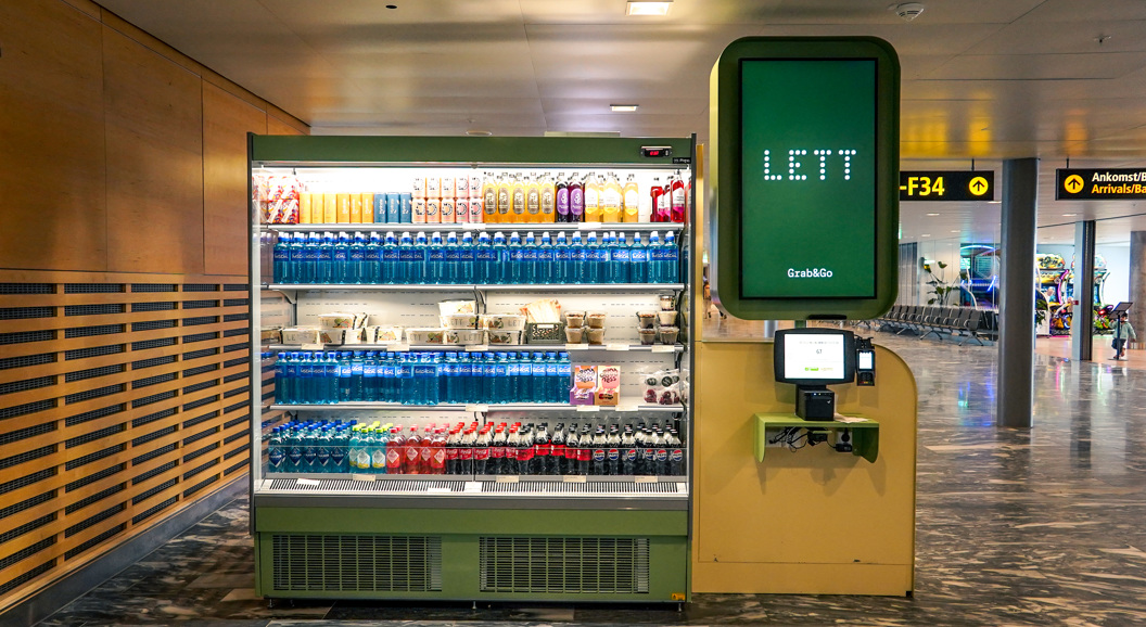 Assorterte sunne boller, wraps og drikkevarer på en lys bakgrunn, med ferske grønnsaker, korn og fargerike juicer. Ideelt for et næringsrikt måltid