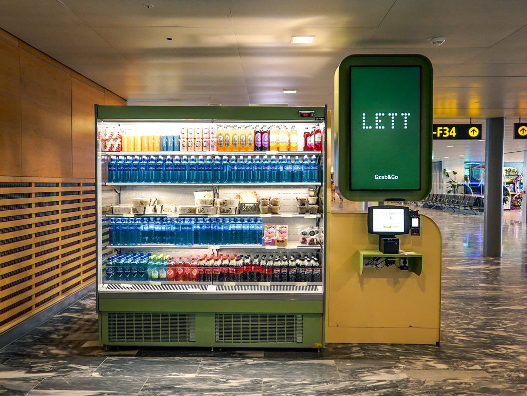 Assorterte sunne boller, wraps og drikkevarer på en lys bakgrunn, med ferske grønnsaker, korn og fargerike juicer. Ideelt for et næringsrikt måltid