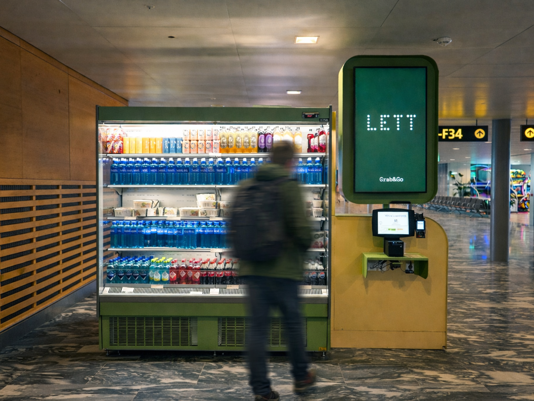Fargerik matpålegg med salatar, wraps og smoothieflasker på eit bord