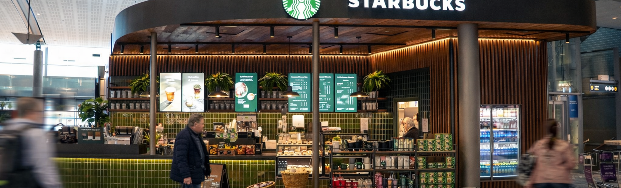 Person hell kaffi i ein kopp for å lage lattekunst