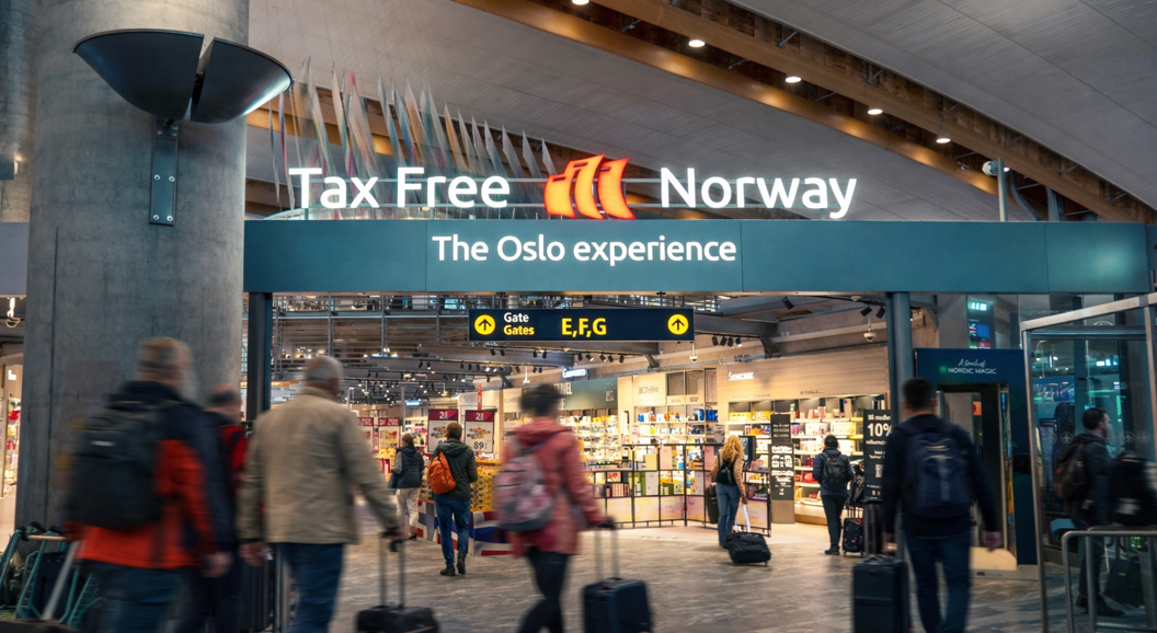 Kvinne som shopper solbriller i en moderne butikk, iført en svart skinnjakke og smiler mens hun prøver et par solbriller