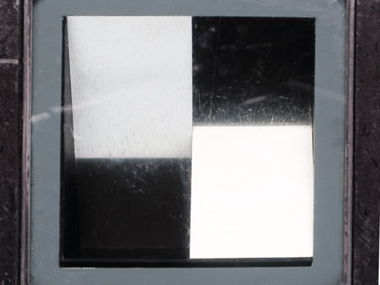 Spektrometergrensesnitt i nærbilde med svart-hvit rutemønster