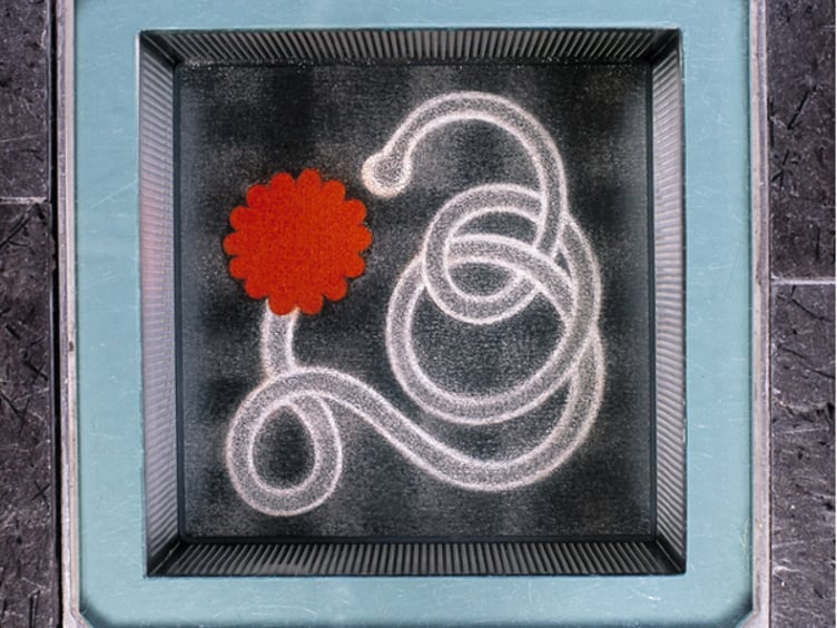 Abstrakt kunstverk med hvit, bølgende linje og rød rundt form i en kvadratisk ramme på mørk bakgrunn