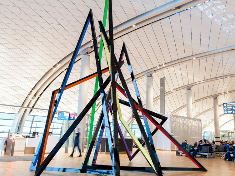 Geometrisk kunstinstallasjon med fargede rammer i en moderne flyplassterminal