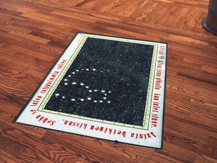 Teppet på gulv med stjernemønster og dekorative kanter
