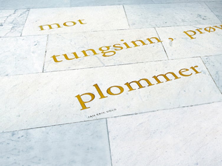 Tekst på marmorfliser med ordene "mot tungsinn, prøv plommer" i gul skrift, signert Jan Erik Vold