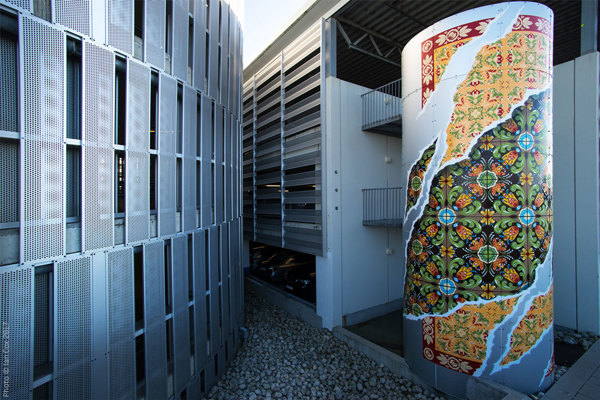 Kunstverk på Stavanger flyplass, en søyle er malt i nydelig mønster i gult og rødt