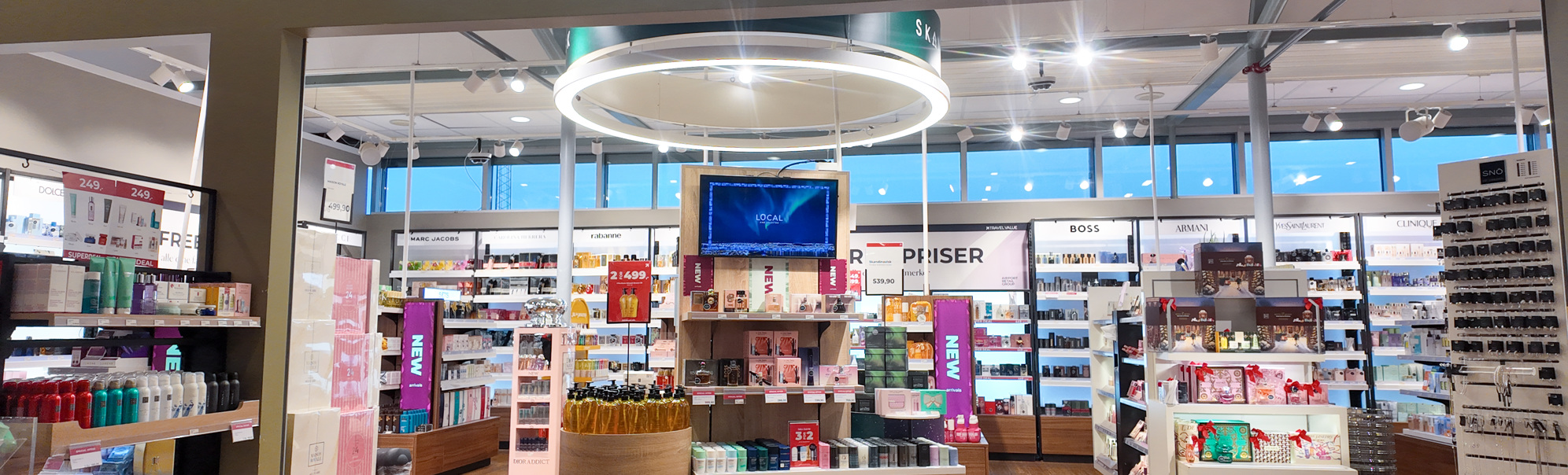 Fasadebildet av Travel Value som viser ulike produkter i hyller og benker