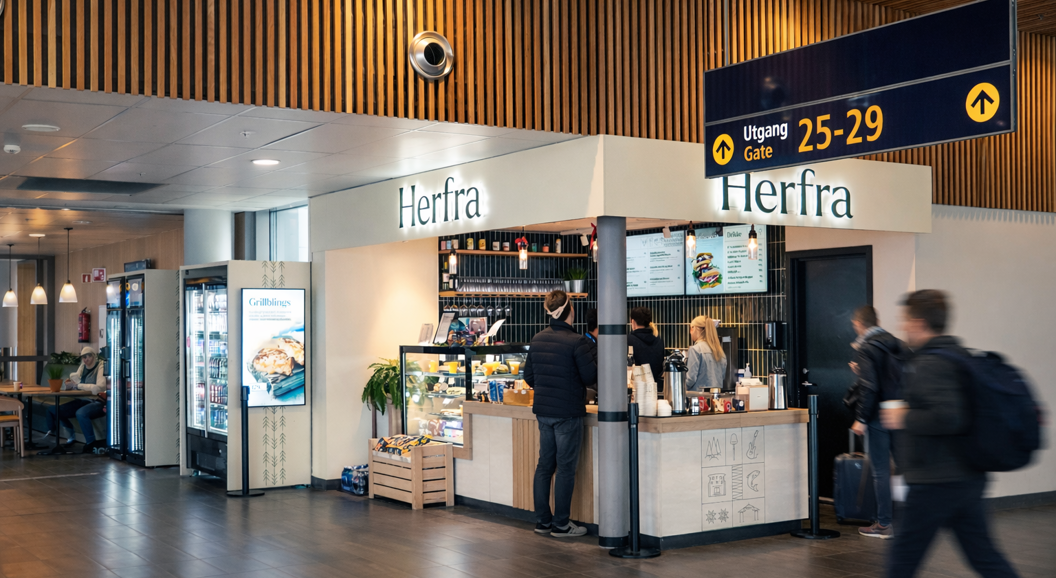 Fire stykker italiensk pizza på et rustikt trefat, hver med forskjellig topping som spekeskinke med ruccola, blåmuggost, løk med rømme, og pepperoni med paprika