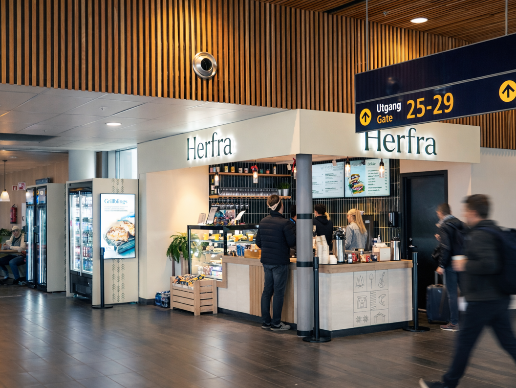 Fire stykker italiensk pizza på et rustikt trefat, hver med forskjellig topping som spekeskinke med ruccola, blåmuggost, løk med rømme, og pepperoni med paprika